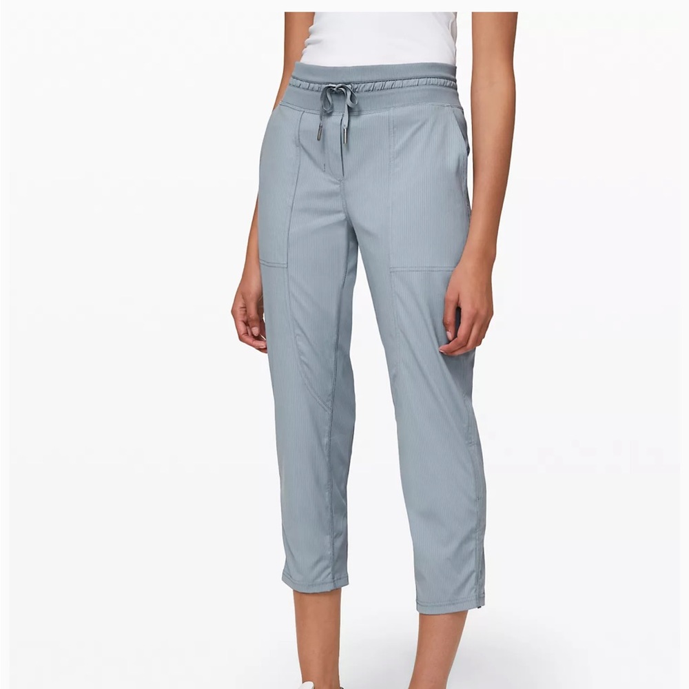 Dance Studio Mid-Rise Crop 25". Size 2. Gray color. Good condition.